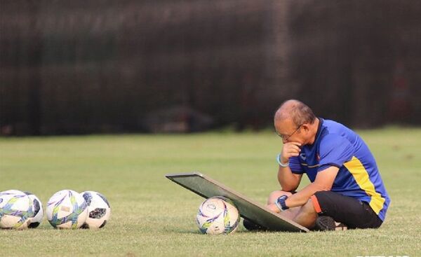 HLV Park Hang Seo suy tư chiến thuật cho trận đấu với Olympic Bahrain.  - Sputnik Việt Nam