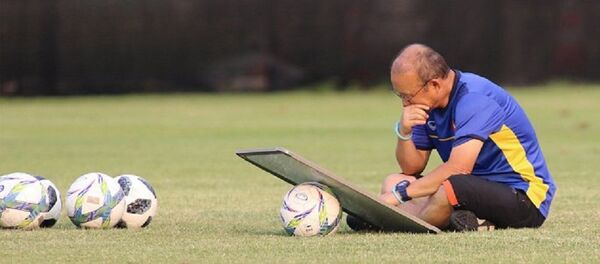 HLV Park Hang Seo suy tư chiến thuật cho trận đấu với Olympic Bahrain. - Sputnik Việt Nam