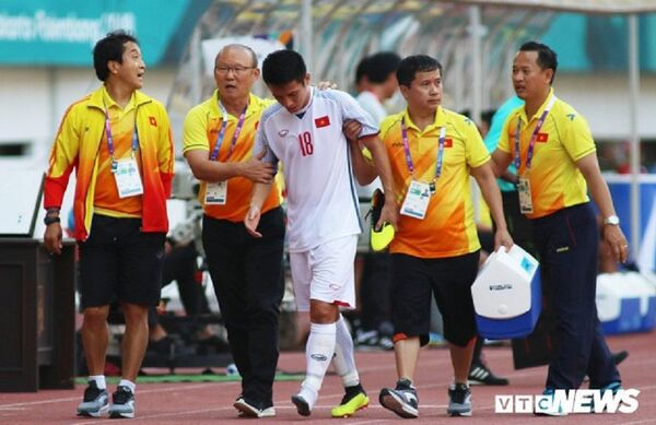 HLV Park Hang Seo rất buồn khi Hùng Dũng chấn thương nặng, phải về nước trước vòng 1/8 ASIAD. - Sputnik Việt Nam