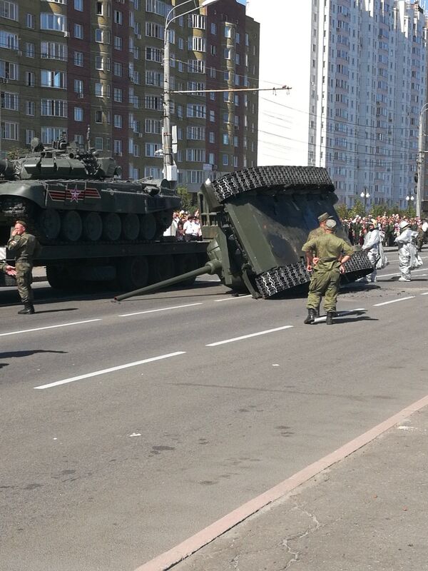 Sau cuộc diễu hành ở Kursk, xe tăng T-34 bị đổ nghiêng khi lên bệ - Sputnik Việt Nam