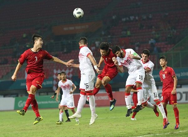 U23 Việt Nam (áo đỏ) chơi hay hơn U23 Bahrain trong hiệp 1. - Sputnik Việt Nam