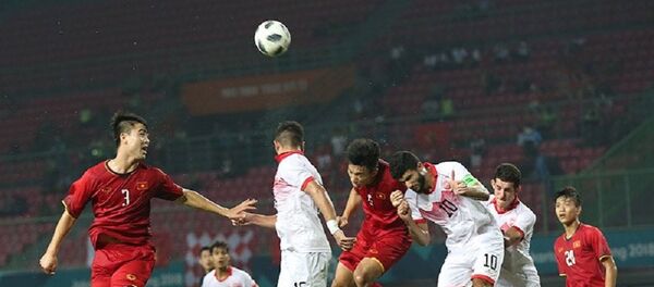 U23 Việt Nam (áo đỏ) chơi hay hơn U23 Bahrain trong hiệp 1. - Sputnik Việt Nam
