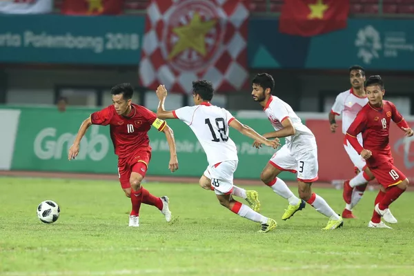 Đội trưởng Văn Quyết đi bóng giữa các hậu vệ Olympic Bahrain. Đội trưởng Văn Quyết đi bóng giữa các hậu vệ Olympic Bahrain. - Sputnik Việt Nam