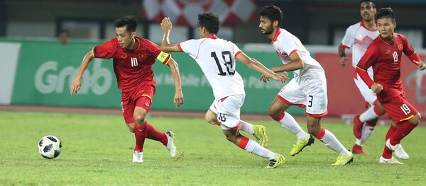 Đội trưởng Văn Quyết đi bóng giữa các hậu vệ Olympic Bahrain. - Sputnik Việt Nam