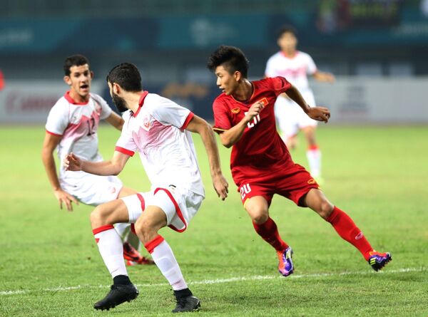 Tiền vệ Văn Đức (số 20) trong vòng vây của hậu vệ Olympic Bahrain. Tiền vệ Văn Đức (số 20) trong vòng vây của hậu vệ Olympic Bahrain. - Sputnik Việt Nam