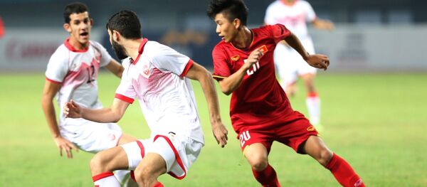 Tiền vệ Văn Đức (số 20) trong vòng vây của hậu vệ Olympic Bahrain. - Sputnik Việt Nam