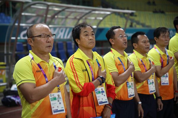 Ban huấn luyện đội tuyển Olympic Việt Nam hát quốc ca.  - Sputnik Việt Nam