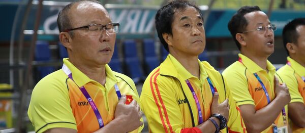 Ban huấn luyện đội tuyển Olympic Việt Nam hát quốc ca. Ban huấn luyện đội tuyển Olympic Việt Nam hát quốc ca. - Sputnik Việt Nam