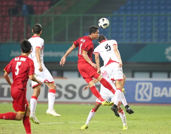 Pha tranh bóng trên không giữa hai đội. - Sputnik Việt Nam