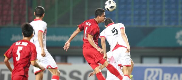 Pha tranh bóng trên không giữa hai đội. Pha tranh bóng trên không giữa hai đội. - Sputnik Việt Nam