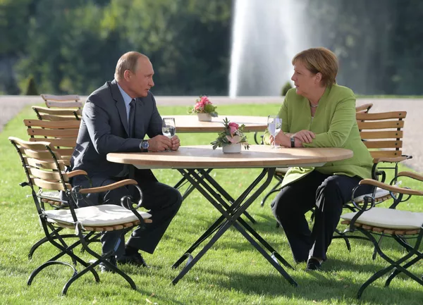 Tổng thống Nga Vladimir Putin và Thủ tướng Đức Angela Merkel hội đàm tại dinh thự chính phủ Cộng hòa Liên bang Đức Mezeberg Tổng thống Nga Vladimir Putin và Thủ tướng Đức Angela Merkel hội đàm tại dinh thự chính phủ Cộng hòa Liên bang Đức Mezeberg - Sputnik Việt Nam