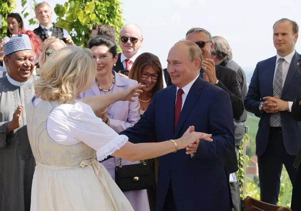 Tổng thống Vladimir Putin khiêu vũ với Ngoại trưởng Áo Karin Kneissl trong đám cưới của bà Tổng thống Vladimir Putin khiêu vũ với Ngoại trưởng Áo Karin Kneissl trong đám cưới của bà - Sputnik Việt Nam