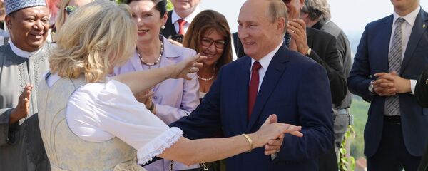 Tổng thống Vladimir Putin khiêu vũ với Ngoại trưởng Áo Karin Kneissl trong đám cưới của bà - Sputnik Việt Nam