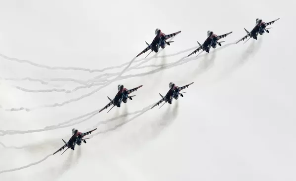 Máy bay chiến đấu MiG-29 của đội nhào lộn “Những con chim yến” bay trình diễn trong khuôn khổ Diễn đàn “Quân đội 2018” Máy bay chiến đấu MiG-29 của đội nhào lộn “Những con chim yến” bay trình diễn trong khuôn khổ Diễn đàn “Quân đội 2018” - Sputnik Việt Nam