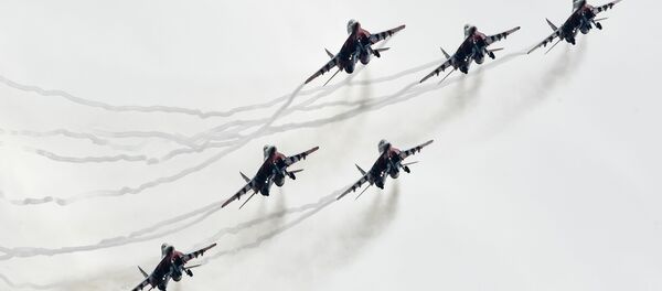 Máy bay chiến đấu MiG-29 của đội nhào lộn “Những con chim yến” bay trình diễn trong khuôn khổ Diễn đàn “Quân đội 2018” - Sputnik Việt Nam
