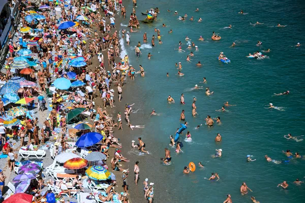 Khách du lịch trên bãi biển làng nghỉ mát Simeiz ở Crưm Khách du lịch trên bãi biển làng nghỉ mát Simeiz ở Crưm - Sputnik Việt Nam