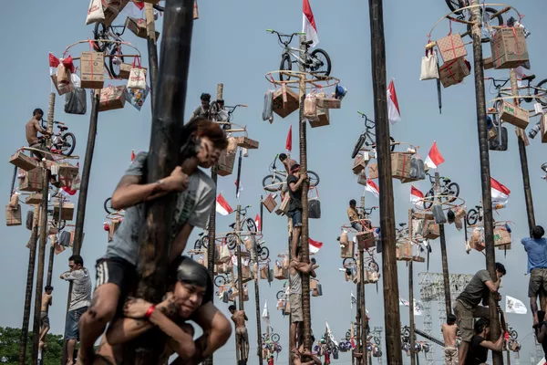 Những người tham gia cuộc thi Panjat Pinang, một phần ngày hội nhân dịp tiến hành Asiad-2018 ở Jakarta Những người tham gia cuộc thi Panjat Pinang, một phần ngày hội nhân dịp tiến hành Asiad-2018 ở Jakarta - Sputnik Việt Nam