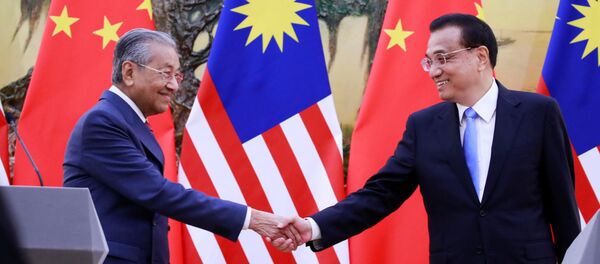 Thủ tướng Malaysia Mahathir Mohamad và Thủ tướng Trung Quốc Lý Khắc Cường tại cuộc gặp ở Bắc Kinh, Trung Quốc - Sputnik Việt Nam