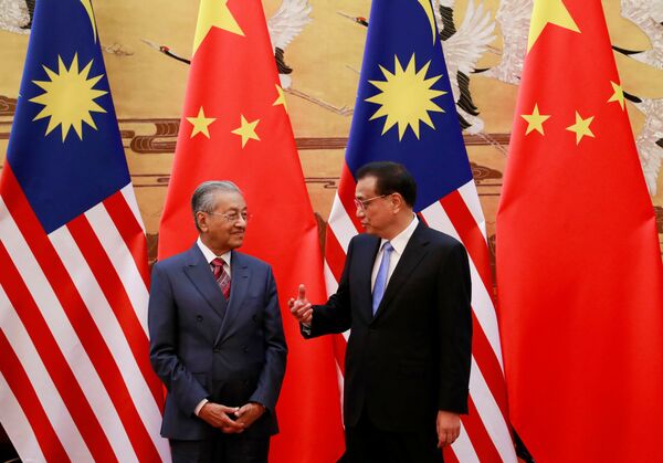 Thủ tướng Malaysia Mahathir Mohamad và Thủ tướng Trung Quốc Lý Khắc Cường tại cuộc gặp ở Bắc Kinh, Trung Quốc - Sputnik Việt Nam