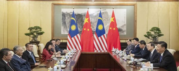 Thủ tướng Malaysia Mahathir Mohamad và Chủ tịch Trung Quốc Tập Cận Bình tại cuộc gặp ở Bắc Kinh, Trung Quốc Thủ tướng Malaysia Mahathir Mohamad và Chủ tịch Trung Quốc Tập Cận Bình tại cuộc gặp ở Bắc Kinh, Trung Quốc - Sputnik Việt Nam