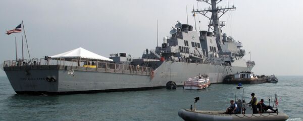 A patrol boat guards the USS The Sullivans (DDG-68) - Sputnik Việt Nam