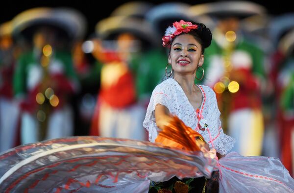 Nhóm Banda Monumental (Mexico) tại khai mạc Festival quân nhạc Tháp Spasskaya lần thứ XI trên Quảng trường Đỏ ở Moskva - Sputnik Việt Nam