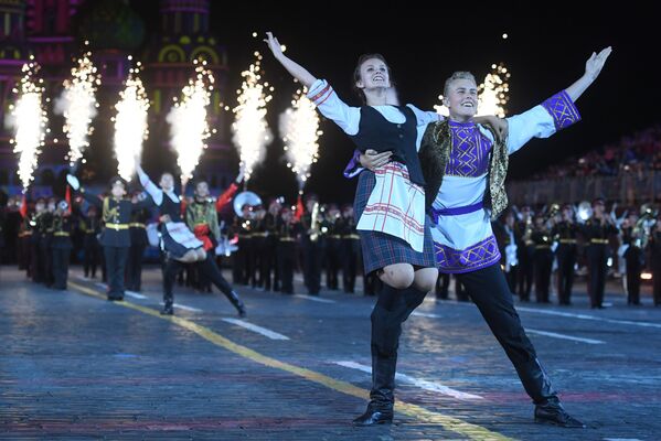 Lễ khai mạc long trọng Festival quân nhạc Tháp Spasskaya lần thứ XI trên Quảng trường Đỏ ở Moskva - Sputnik Việt Nam