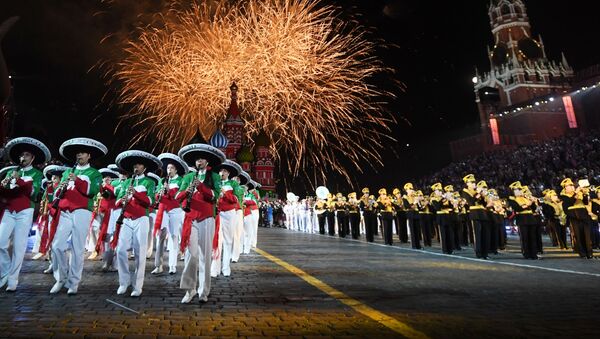 Pháo hoa chào mừng khai mạc Festival quân nhạc Tháp Spasskaya lần thứ XI trên Quảng trường Đỏ ở Moskva - Sputnik Việt Nam