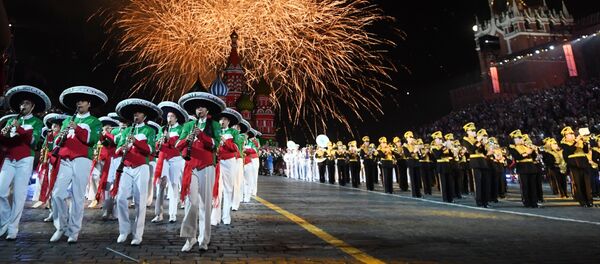 Pháo hoa chào mừng khai mạc Festival quân nhạc Tháp Spasskaya lần thứ XI trên Quảng trường Đỏ ở Moskva - Sputnik Việt Nam