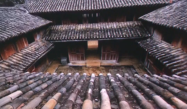 Việc cấp sổ đỏ của dinh thư Vua Mèo cho Phòng Văn hóa Thông tin huyện Đồng Văn, Hà Giang là hoàn toàn sai quy định.  - Sputnik Việt Nam