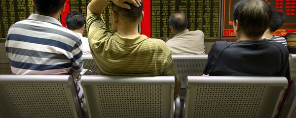 Các nhà đầu tư Trung Quốc trước bảng giá cổ phiếu trên thị trường chứng khoán Bắc Kinh - Sputnik Việt Nam