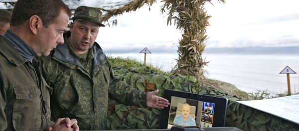 Trên đảo Iturup, ông Medvedev tiếp xúc với các quân nhân trung đoàn súng máy Kuril và thị sát một số giai đoạn huấn luyện. Trên đảo Iturup, ông Medvedev tiếp xúc với các quân nhân trung đoàn súng máy Kuril và thị sát một số giai đoạn huấn luyện. - Sputnik Việt Nam