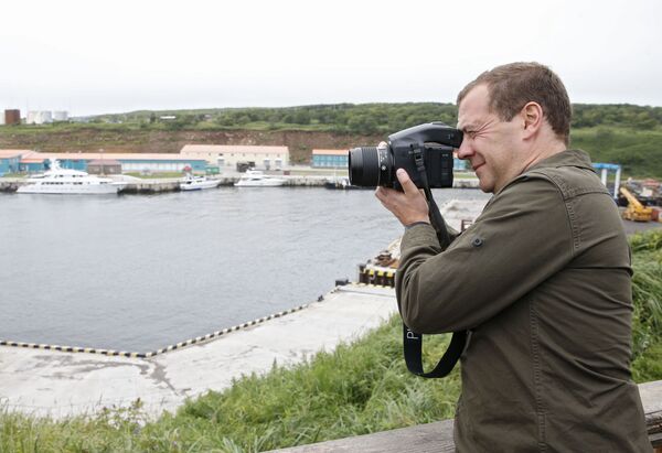 Ngày 22 tháng Tám năm 2015. Thủ tướng Nga Dmitry Medvedev thăm trạm Kurilsky ở làng “Kitovyi” trên đảo Iturup, thuộc quần đảo Kuril. - Sputnik Việt Nam