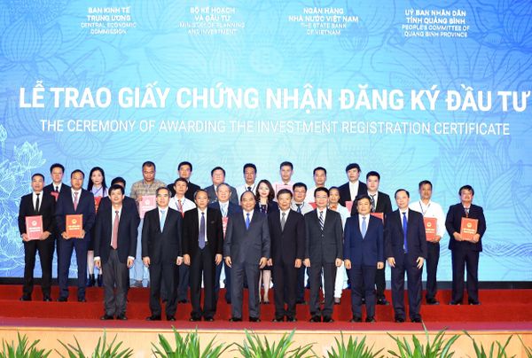 Thủ tướng Nguyễn Xuân Phúc chứng kiến lễ trao giấy phép đầu tư vào tỉnh Quảng Bình cho các doanh nghiệp.  - Sputnik Việt Nam
