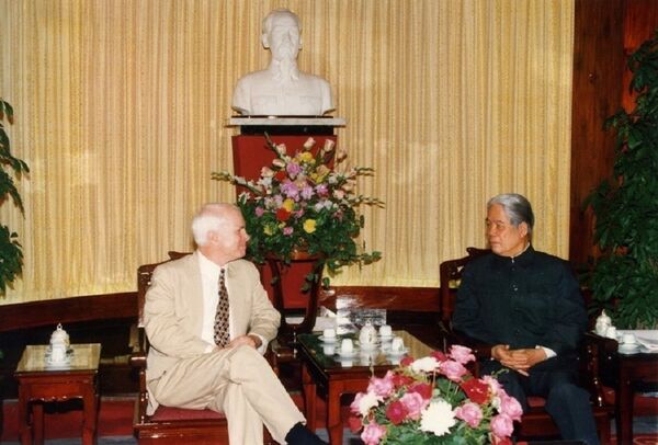 Tổng Bí thư Đỗ Mười tiếp Thượng nghị sĩ John McCain ngày 13/11/1996, tại Hà Nội.  - Sputnik Việt Nam