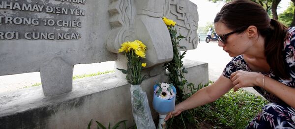 Người dân đặt hoa tưởng niệm Thượng nghị sĩ McCain bên hồ Trúc Bạch Người dân đặt hoa tưởng niệm Thượng nghị sĩ McCain bên hồ Trúc Bạch - Sputnik Việt Nam