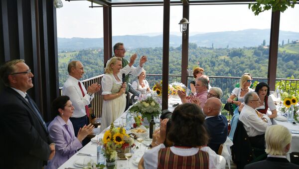 Tổng thống Putin khiêu vũ với cô dâu Ngoại trưởng Áo Karin Kneissl - Sputnik Việt Nam