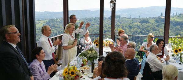 Tổng thống Putin khiêu vũ với cô dâu Ngoại trưởng Áo Karin Kneissl - Sputnik Việt Nam