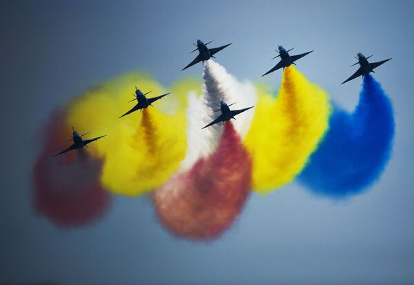 Nhóm phi công biểu diễn của Trung Quốc “Ngày 1 tháng Tám” trên tiêm kích đa mục đích 6xJ-10 thế hệ thứ tư tại lễ bế mạc diễn đàn “Quân đội-2018” Nhóm phi công biểu diễn của Trung Quốc “Ngày 1 tháng Tám” trên tiêm kích đa mục đích 6xJ-10 thế hệ thứ tư tại lễ bế mạc diễn đàn “Quân đội-2018” - Sputnik Việt Nam