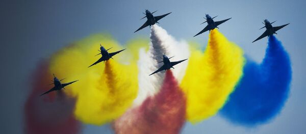 Nhóm phi công biểu diễn của Trung Quốc “Ngày 1 tháng Tám” trên tiêm kích đa mục đích 6xJ-10 thế hệ thứ tư tại lễ bế mạc diễn đàn “Quân đội-2018” Nhóm phi công biểu diễn của Trung Quốc “Ngày 1 tháng Tám” trên tiêm kích đa mục đích 6xJ-10 thế hệ thứ tư tại lễ bế mạc diễn đàn “Quân đội-2018” - Sputnik Việt Nam