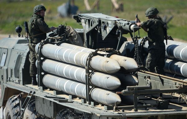 Các quân nhân đang xem trình diễn động các mẫu hình vũ khí tiềm năng trong khuôn khổ diễn đàn kỹ thuật quân sự quốc tế lần thứ Tư “Quân đội-2018”  - Sputnik Việt Nam