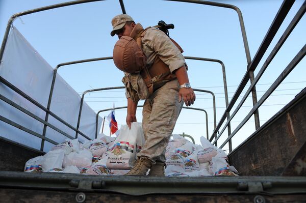 Một người lính Nga trao trợ giúp nhân đạo cho người dân Syria - Sputnik Việt Nam