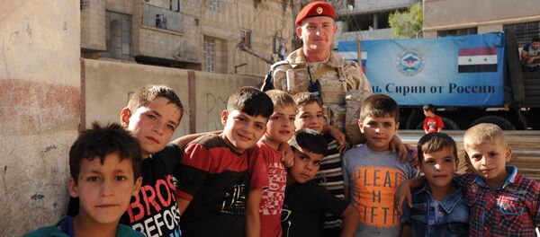 Trẻ em Syria chụp ảnh với một người lính Nga - Sputnik Việt Nam
