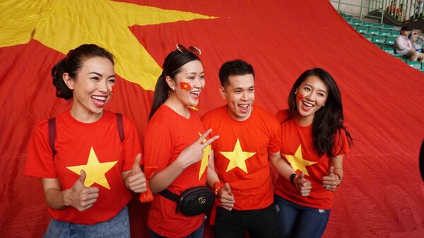 Cổ động viên Việt Nam thắp lửa trên khán đài SVĐ Bakasi. Cổ động viên Việt Nam thắp lửa trên khán đài SVĐ Bakasi. - Sputnik Việt Nam