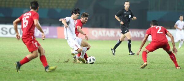 Công Phượng luôn nhận được sự chăm sóc của các cầu thủ Olympic Syria. - Sputnik Việt Nam