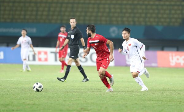 Pha tranh bóng của cầu thủ Anez Mouhamad (Olympic Syria). Pha tranh bóng của cầu thủ Anez Mouhamad (Olympic Syria). - Sputnik Việt Nam