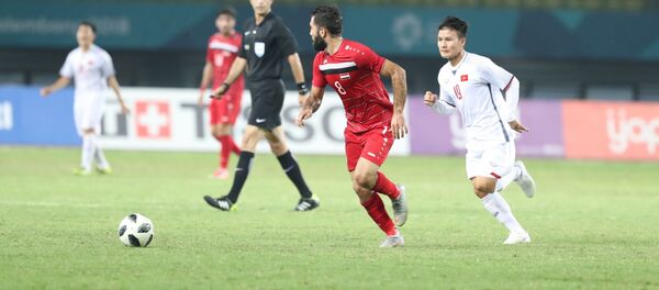 Pha tranh bóng của cầu thủ Anez Mouhamad (Olympic Syria). Pha tranh bóng của cầu thủ Anez Mouhamad (Olympic Syria). - Sputnik Việt Nam