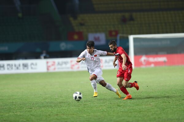 Pha đi bóng của số 17 Vũ Văn Thanh - Olympic Việt Nam. Pha đi bóng của số 17 Vũ Văn Thanh - Olympic Việt Nam. - Sputnik Việt Nam