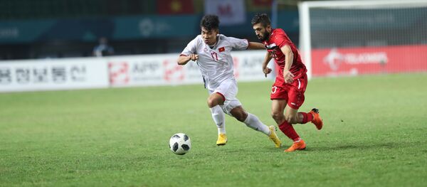 Pha đi bóng của số 17 Vũ Văn Thanh - Olympic Việt Nam. Pha đi bóng của số 17 Vũ Văn Thanh - Olympic Việt Nam. - Sputnik Việt Nam