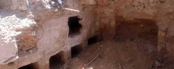 Các nhà khoa học Ai Cập đã khai quật được ở phía tây Alexandria cổ đại một số ngôi mộ đá vô danh thời hậu Ptolemaic Các nhà khoa học Ai Cập đã khai quật được ở phía tây Alexandria cổ đại một số ngôi mộ đá vô danh thời hậu Ptolemaic - Sputnik Việt Nam